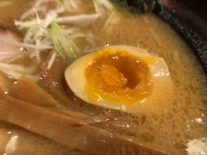 ラーメン　若大将　味噌ラーメンの具材　卵