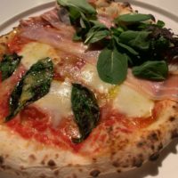 函館市石川町にあるイタリアン　Pizza and BIANCHI （ビアンキ）で　ピザディナー